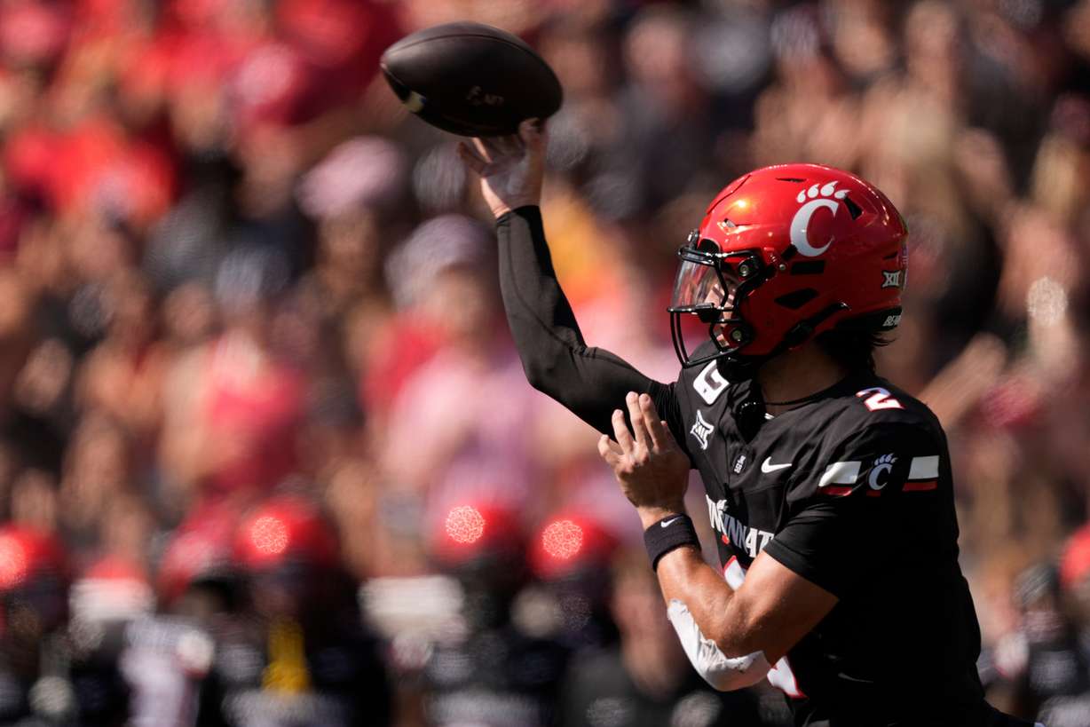 Cincinnati quarterback Brendan Sorsby throws a pass during the first half of an NCAA college football game against Iowa State, Saturday, Oct. 4, 2025, in Cincinnati.