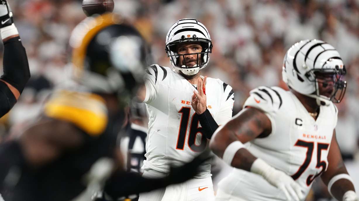 Flacco rallies Bengals past Rodgers and Steelers 33-31 in battle of 40-year old QBs | KSL.com