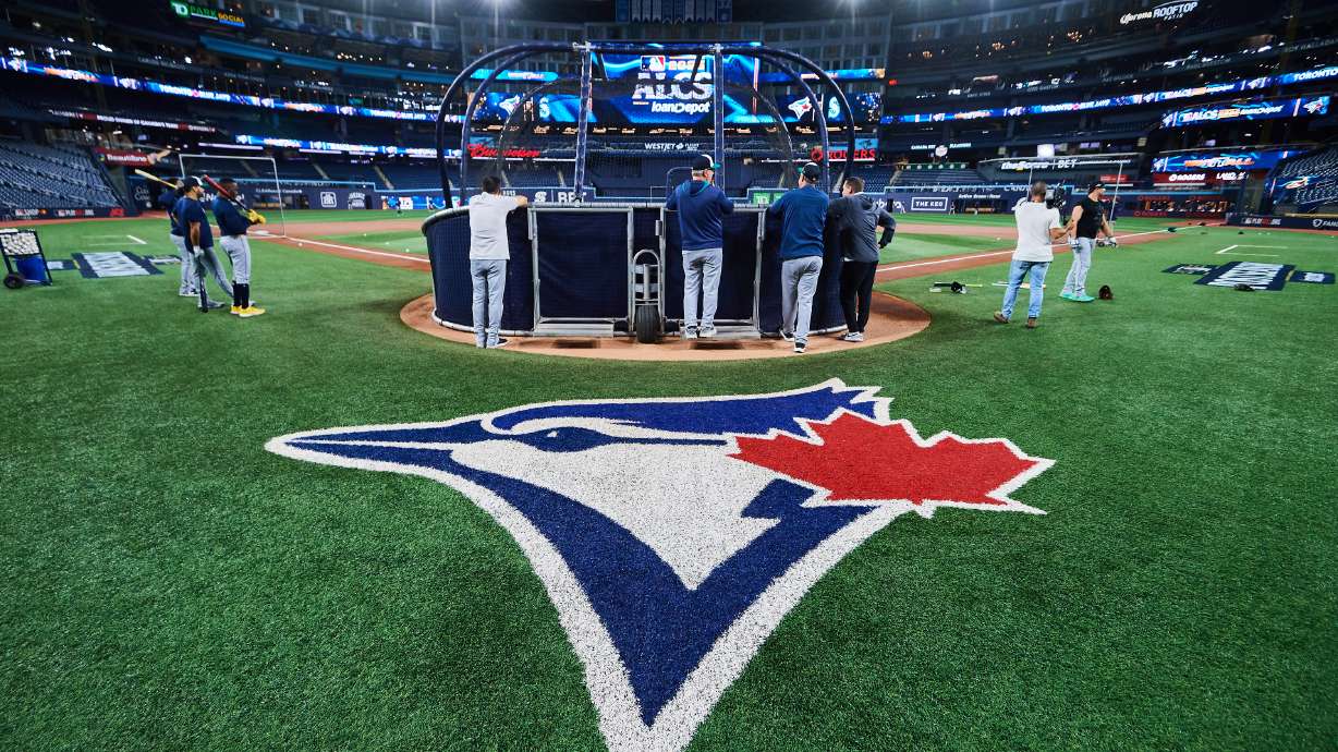 The Seattle Mariners gather around the cage during batting practice, Saturday, Oct. 18, 2025, in Toronto, ahead of Sunday's Game 6 in baseball's American League Championship Series against the Toronto Blue Jays.