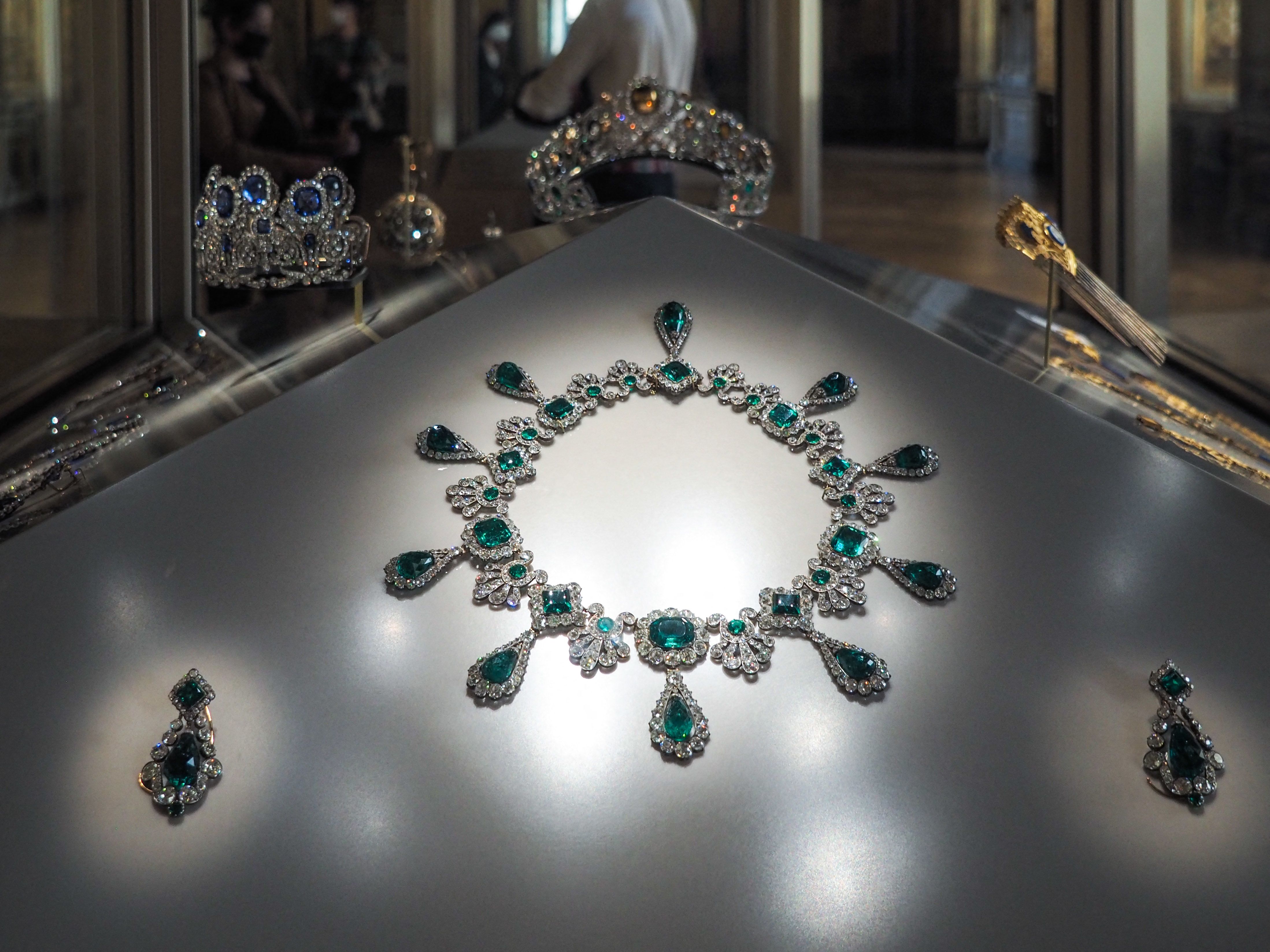 Louvre to remain closed one day after jewel heist