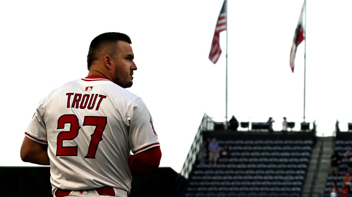 Los Angeles Angels outfielder Mike Trout (27) listens to the national anthem before a baseball game against the Royals Thursday, Sept. 25, 2025, in Anaheim, Calif.