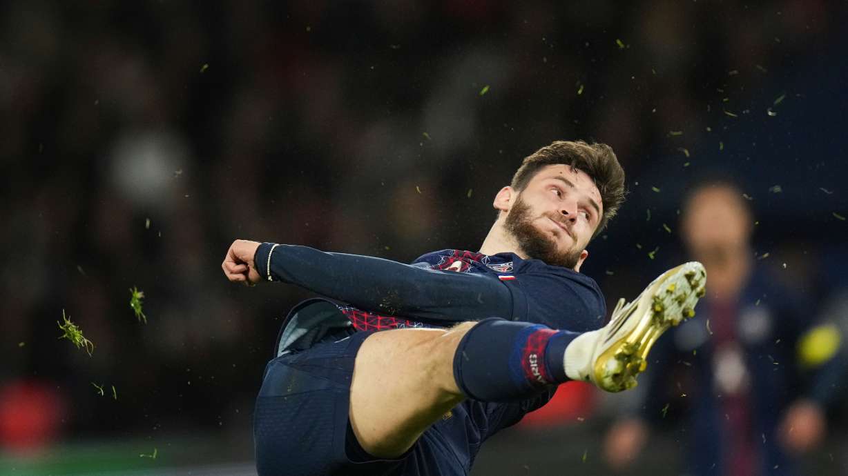 PSG's Khvicha Kvaratskhelia in action during the French League One soccer match between Paris Saint-Germain and Strasbourg, in Paris, France, Friday, Oct. 17, 2025.