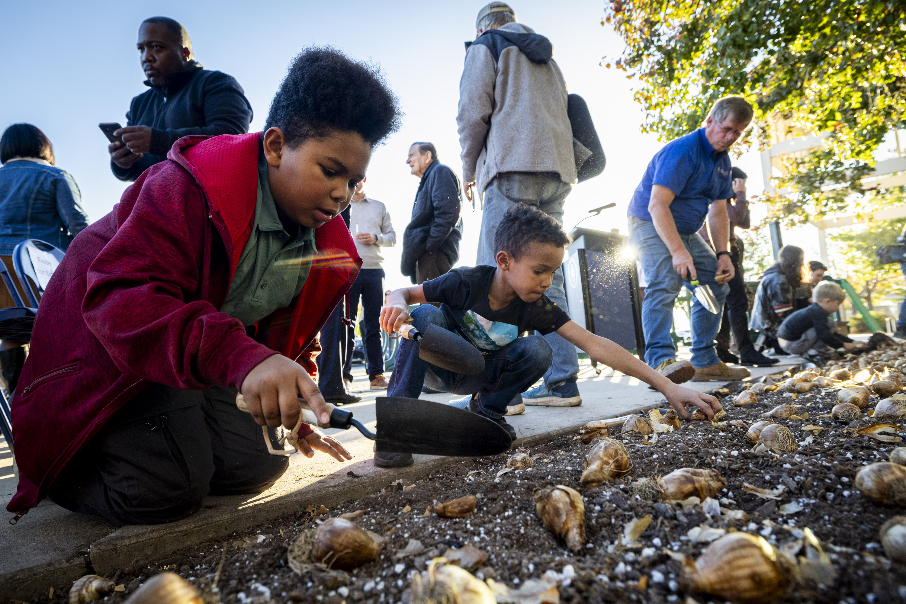 Community plants daffodils to honor 450 Utahns lost to gun violence in 2024