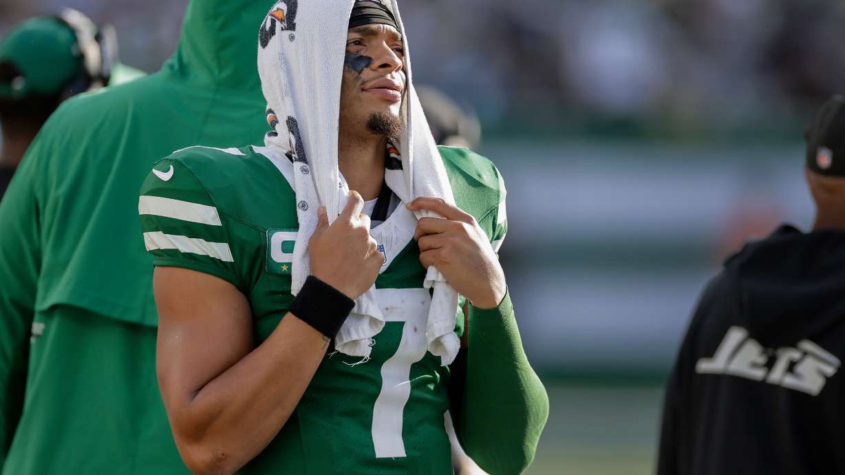 New York Jets quarterback Justin Fields (7) watches from the sidelines during the fourth quarter of an NFL football game against the Carolina Panthers, Sunday, Oct. 19, 2025, in East Rutherford, N.J.