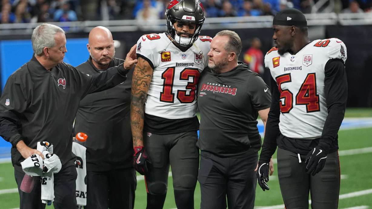 Tampa Bay Buccaneers wide receiver Mike Evans is helped off the field after an injury during the first half of an NFL football game against the Detroit Lions, Monday, Oct. 20, 2025, in Detroit. AP Photo/Paul Sancya)