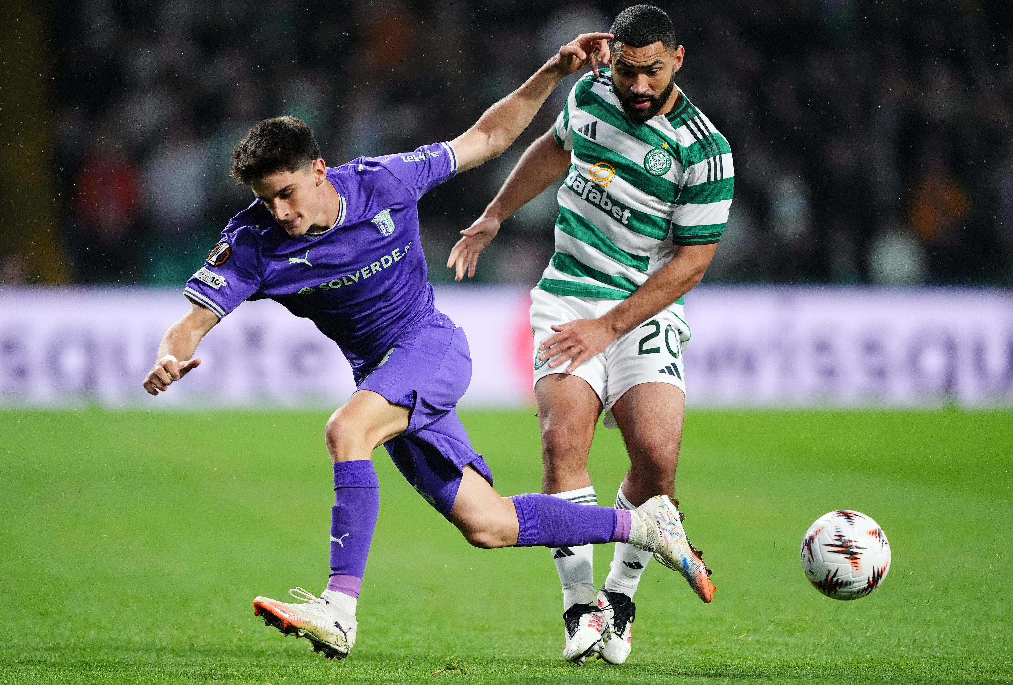 Sporting Braga's Pau Victor, left, and Celtic's Cameron Carter-Vickers in action during the Europa League soccer match between Celtic and Braga at Celtic Park, Glasgow, Scotland, Thursday Oct. 2, 2025. 