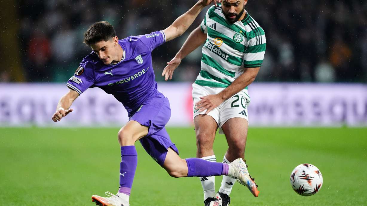 Sporting Braga's Pau Victor, left, and Celtic's Cameron Carter-Vickers in action during the Europa League soccer match between Celtic and Braga at Celtic Park, Glasgow, Scotland, Thursday Oct. 2, 2025.
