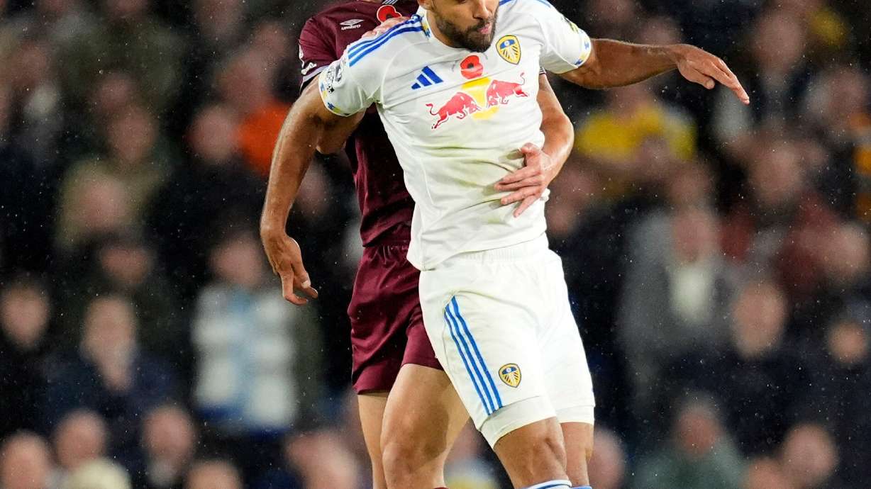 West Ham United's Max Kilman, rear, and Leeds United's Dominic Calvert-Lewin in action during the English Premier League soccer match between Leeds United and West Ham United at Elland Road, Leeds, England, Friday Oct. 24, 2025.