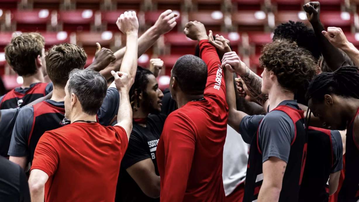 The SUU men's basketball team breaks a huddle.