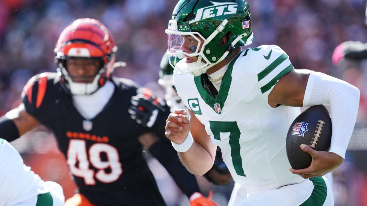 New York Jets quarterback Justin Fields (7) runs out of the pocket during the first half of an NFL football game against the Cincinnati Bengals, Sunday, Oct. 26, 2025, in Cincinnati.