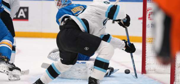 Holloway scores, Hofer makes 17 saves in the Blues' 1-0 win over the Mammoth