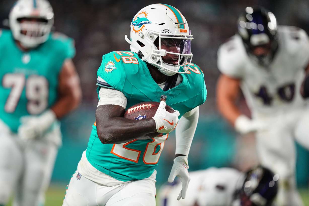 Miami Dolphins running back De'Von Achane (28) runs the ball during the first half of an NFL football game against the Baltimore Ravens, Thursday, Oct. 30, 2025, in Miami Gardens, Fla.