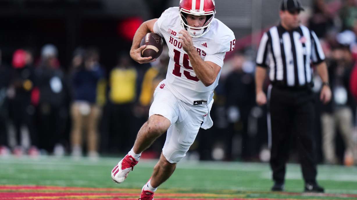 Indiana quarterback Fernando Mendoza (15) runs the ball during the first half of an NCAA college football game against Indiana, Saturday, Nov. 1, 2025, in College Park, Md.