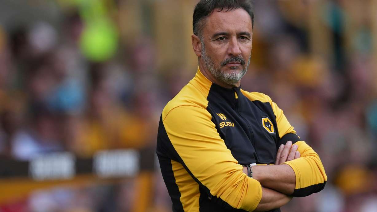 FILE - Wolverhampton Wanderers' head coach Vitor Pereira concentrates during the English Premier League soccer match between Wolverhampton Wanderers and Manchester City at Molineux Stadium, Wolverhampton, England, Saturday, Aug. 16, 2025.