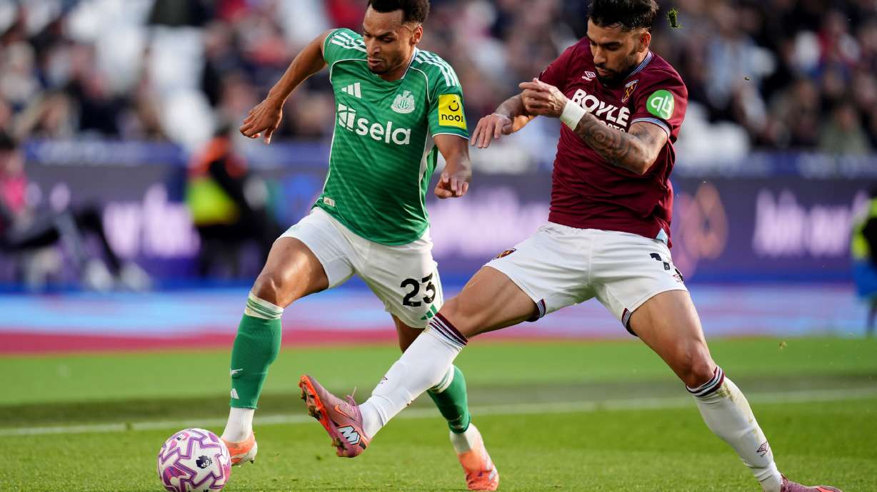 Newcastle United's Jacob Murphy, left, and West Ham United's Lucas Paqueta in action during the English Premier League soccer match between West Ham United and Newcastle United in London, Sunday Nov. 2, 2025.