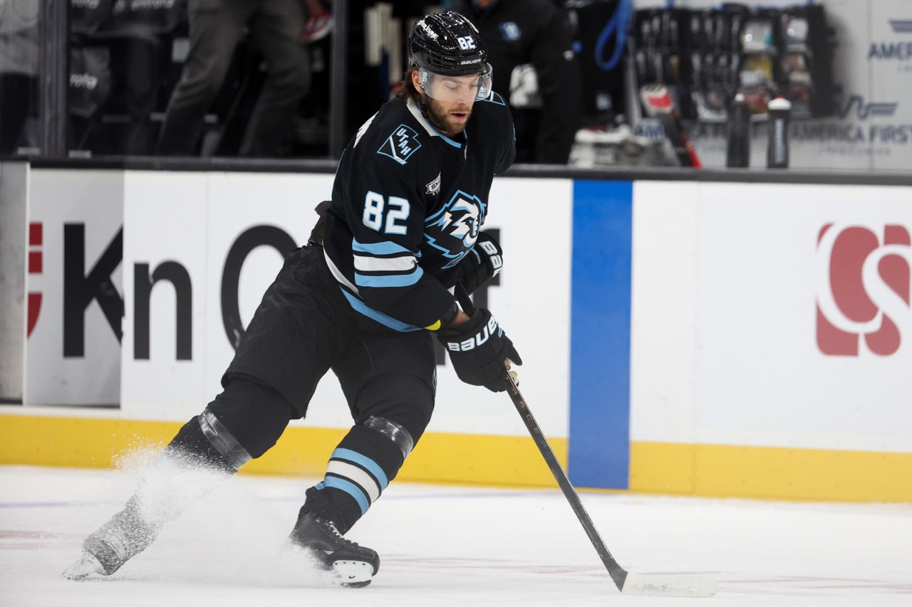 Stenlund has goal and assist as Mammoth beat Canucks 4-1