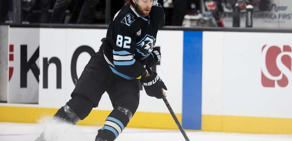 Stenlund has goal and assist as Mammoth beat Canucks 4-1