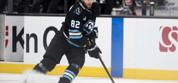 Stenlund has goal and assist as Mammoth beat Canucks 4-1