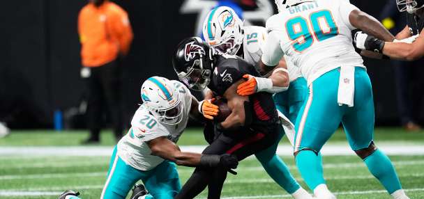 Miami Dolphins trade edge rusher Jaelan Phillips to Philadelphia Eagles, AP source says