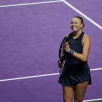 Anisimova beats Swiatek to join Rybakina in last four at WTA Finals