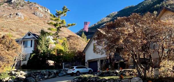 'The Major,' a giant U.S. flag created to honor military veterans, is again flying in North Ogden