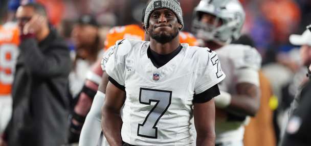 Geno Smith battered by relentless Denver defense in Raiders' 10-7 loss