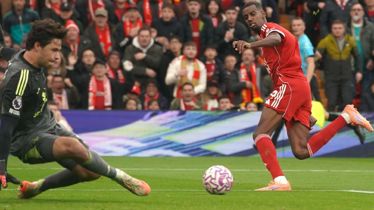 Liverpool's Alexander Isak, right, makes an attempt to score past Manchester United's goalkeeper Senne Lammens during the English Premier League soccer match between Liverpool and Manchester United in Liverpool, England, Sunday, Oct. 19, 2025.
