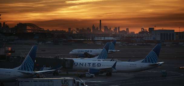 US airlines cancel 1,000 flights while complying with shutdown order