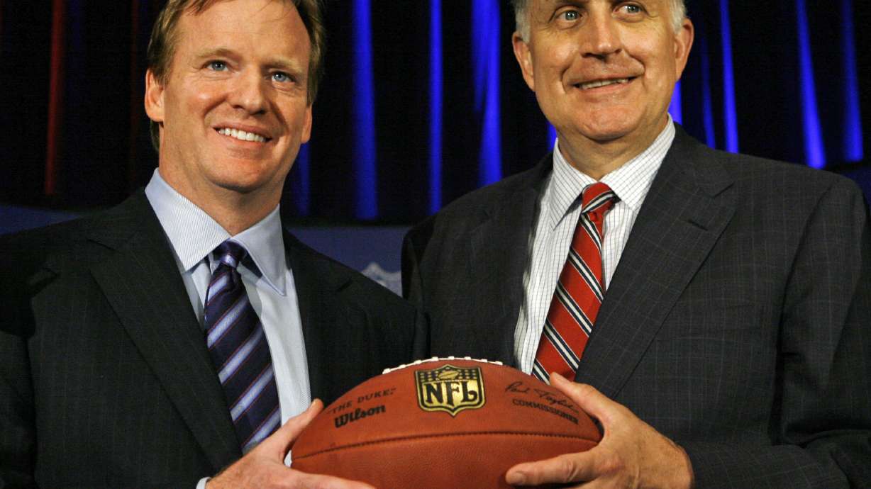 FILE - In this Aug. 8, 2006 file photo, Roger Goodell, left, the NFL's chief operating officer, and Paul Tagliabue, NFL commissioner, pose for photos after Goodell was selected to succeed Tagliabue as the league's new commissioner at an NFL meeting in Northbrook, Ill. AP Photo/M. Spencer Green, File)