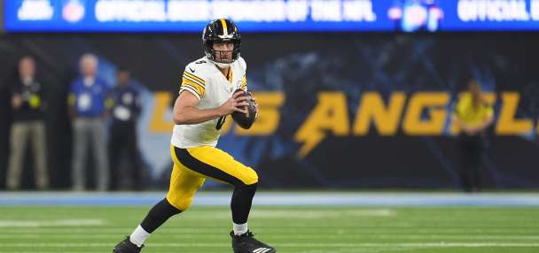 Rodgers' struggles continue to mount in Steelers' loss to Chargers