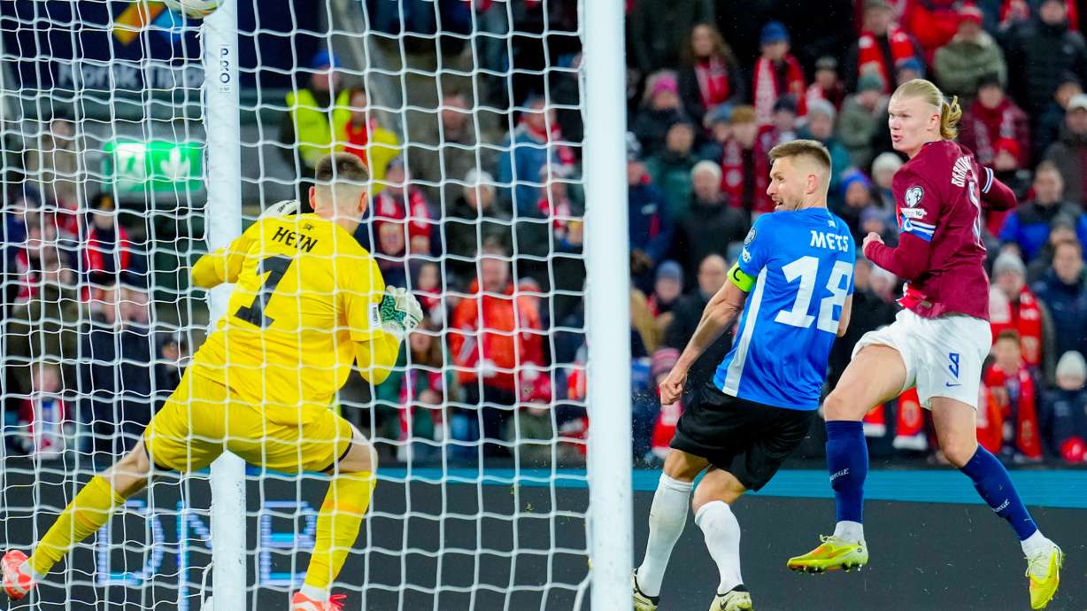 Norway's Erling Haaland, right, scores their side's 4th goal of the game during a World Cup qualifying soccer match between Norway and Estonia in Oslo, Norway, Thursday, Nov. 13, 2025.