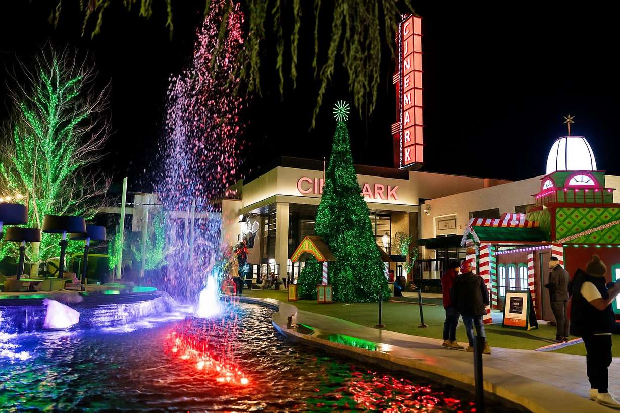 Mountain View Village: Holiday cheer around every corner