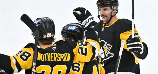 Crosby and Malkin score as the Penguins shut out the Predators 4-0 in Stockholm