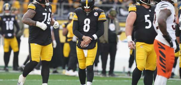 Aaron Rodgers to be evaluated after leaving Steelers' win over Bengals with left wrist injury