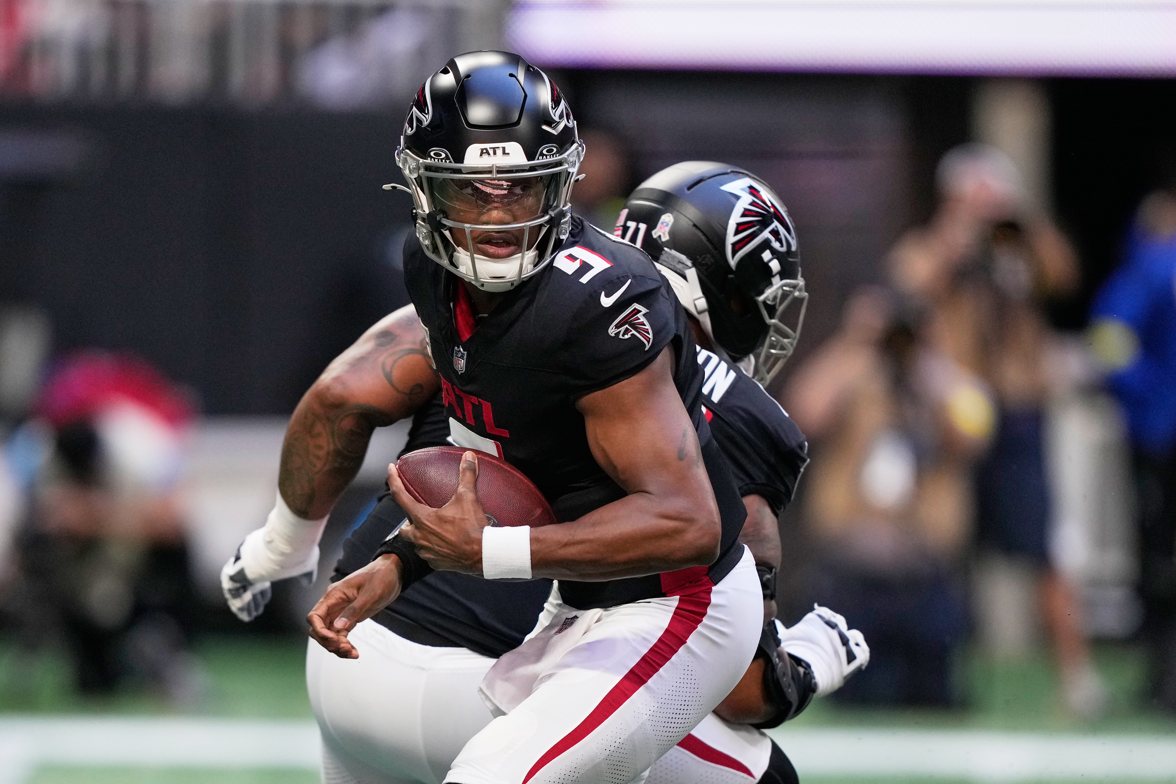 Falcons QB Michael Penix injures knee against Panthers and replaced by Kirk Cousins