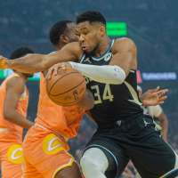 Bucks' Giannis Antetokounmpo leaves game early vs. Cavaliers due to a left groin strain