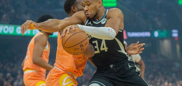 Bucks' Giannis Antetokounmpo leaves game early vs. Cavaliers due to a left groin strain