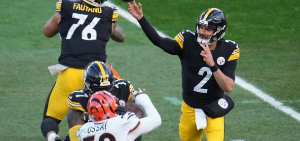 Steelers QB Aaron Rodgers and his broken wrist could still play against the Bears