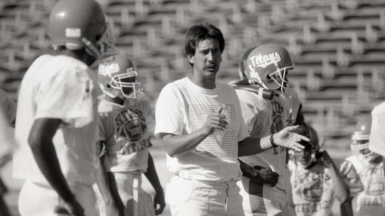 Skyline High School football coach John Beam talks to players at Skyline High School in Oakland, Calif., on Sept. 5, 1989.