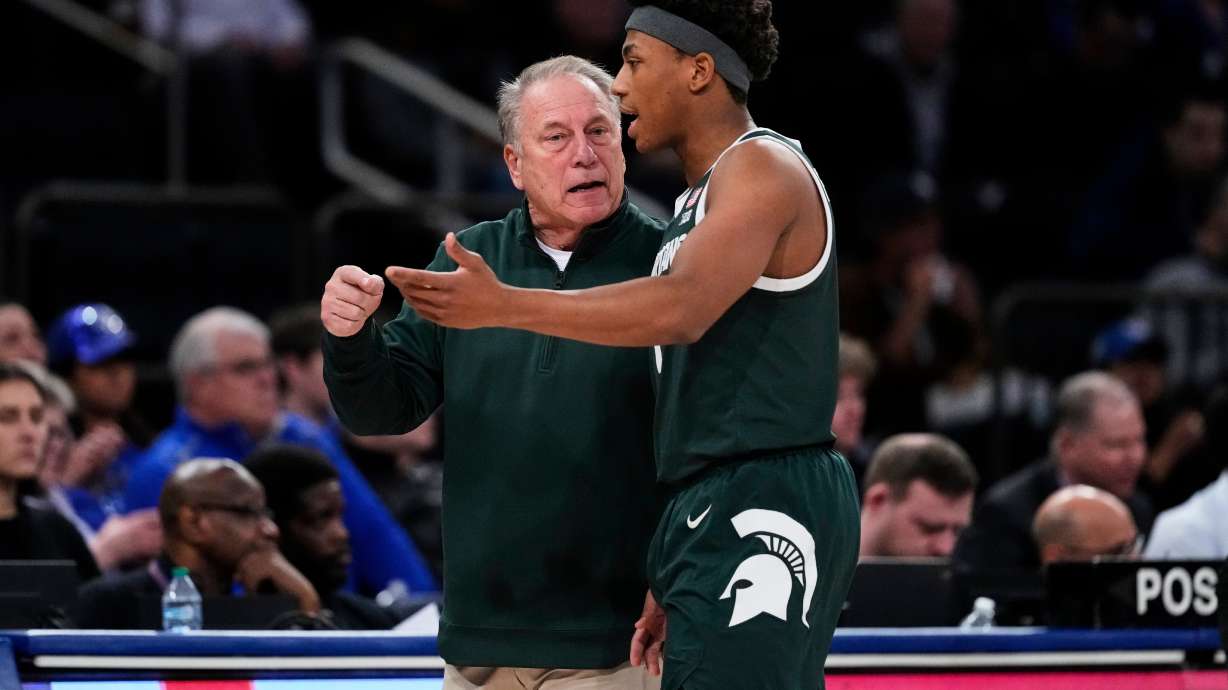 Michigan State head coach Tom Izzo, left, talks to Jeremy Fears Jr., right, during the first half of an NCAA college basketball game against Kentucky Tuesday, Nov. 18, 2025, in New York.