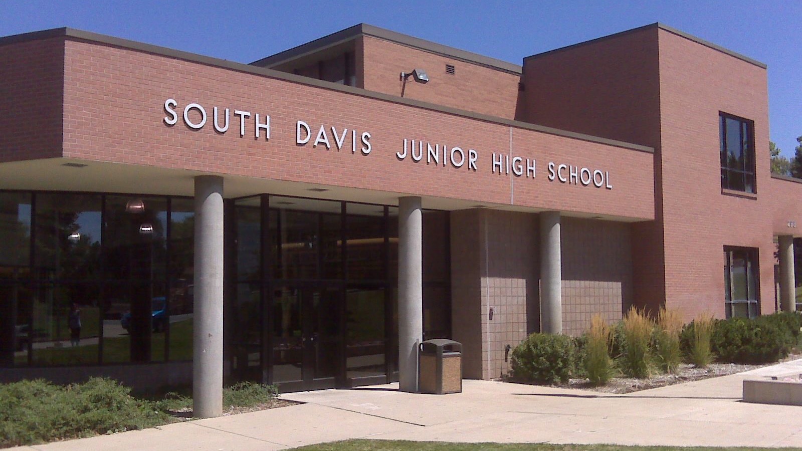 Davis School District officials voted Tuesday to end a French dual-language immersion program at South Davis Junior High in Bountiful at the end of the 2025-2026 school year.