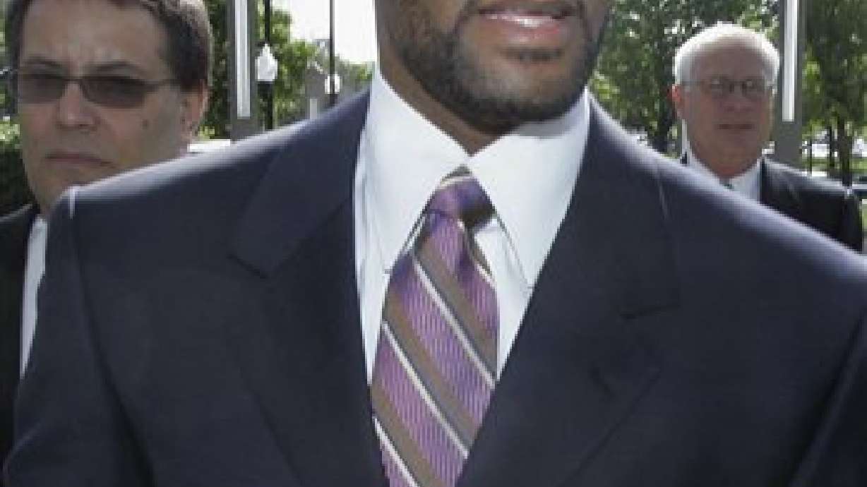 R. Kelly misses court date when his tour bus is delayed