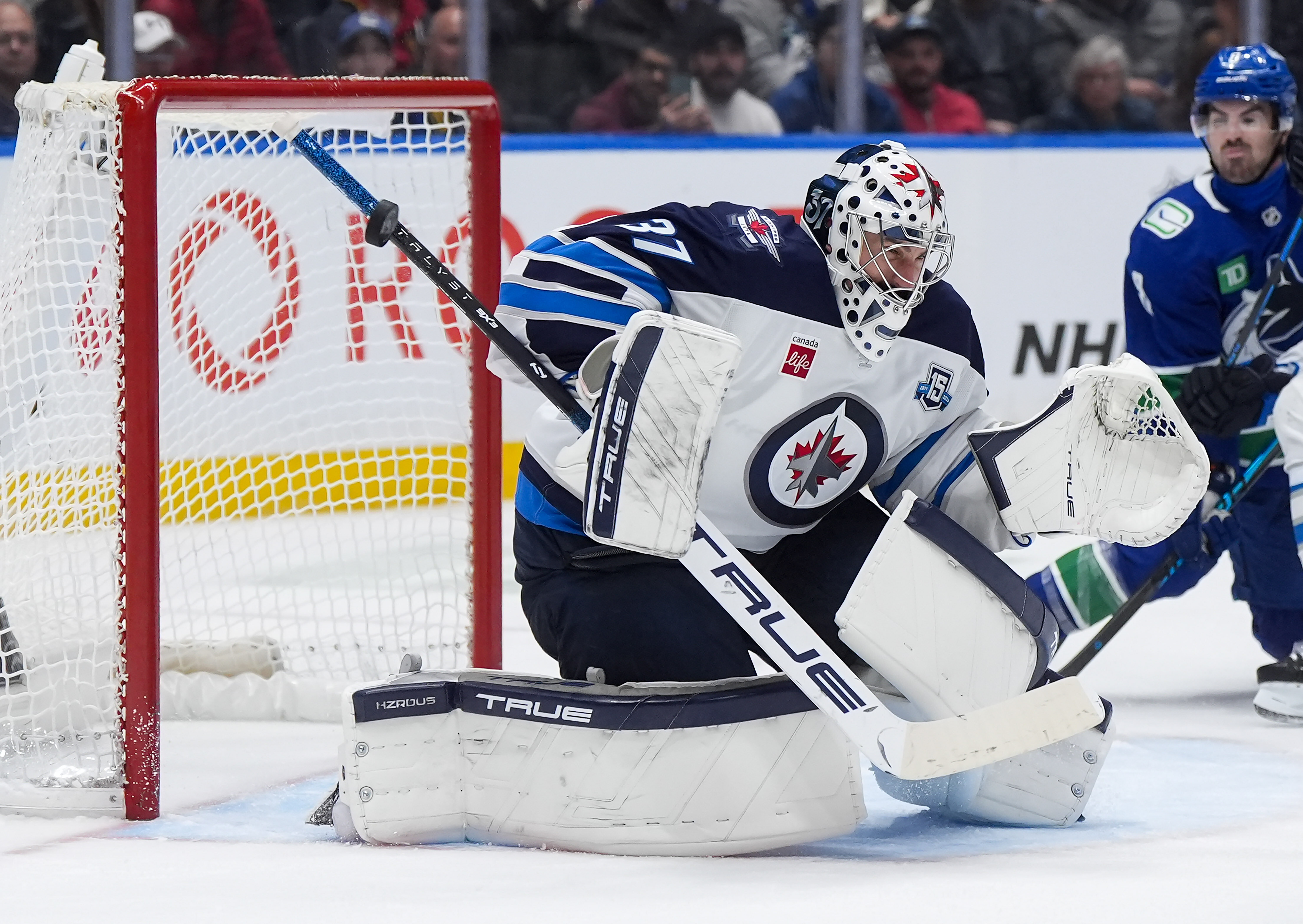 Jets goalie Hellebuyck to undergo arthroscopic procedure on his knee and miss 4 to 6 weeks