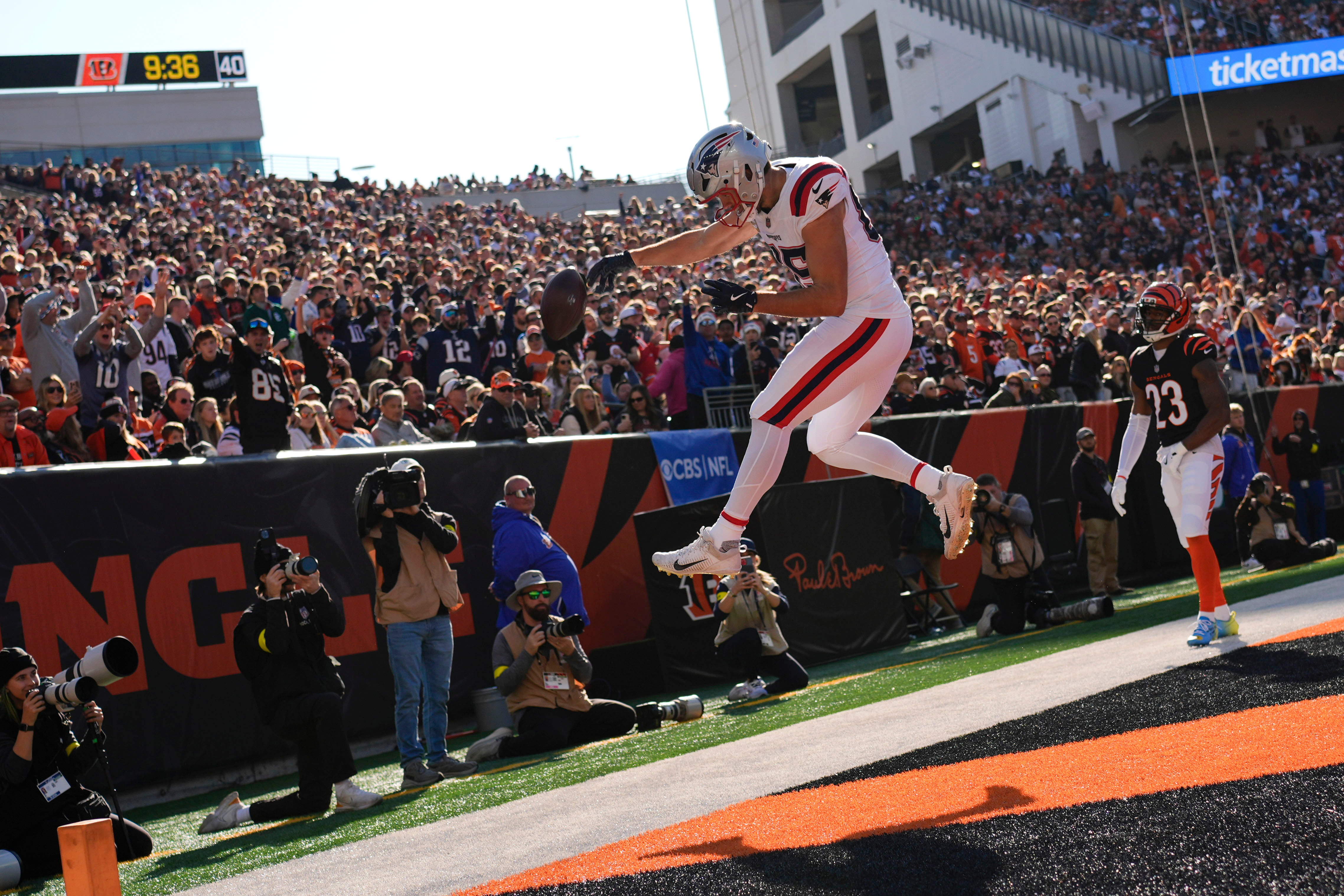 New England Patriots tight end Hunter Henry (85) celebrates after catching a touchdown pass during the first half of an NFL football game against the Cincinnati Bengals, Sunday, Nov. 23, 2025, in Cincinnati. 