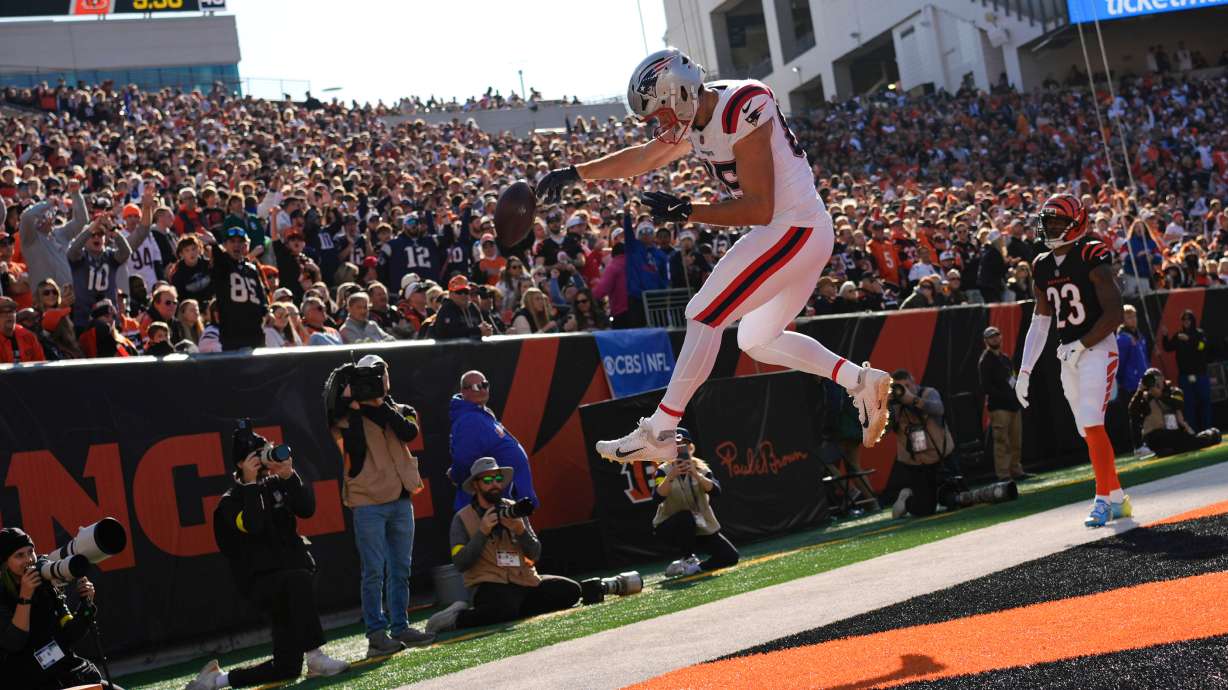 New England Patriots tight end Hunter Henry (85) celebrates after catching a touchdown pass during the first half of an NFL football game against the Cincinnati Bengals, Sunday, Nov. 23, 2025, in Cincinnati.