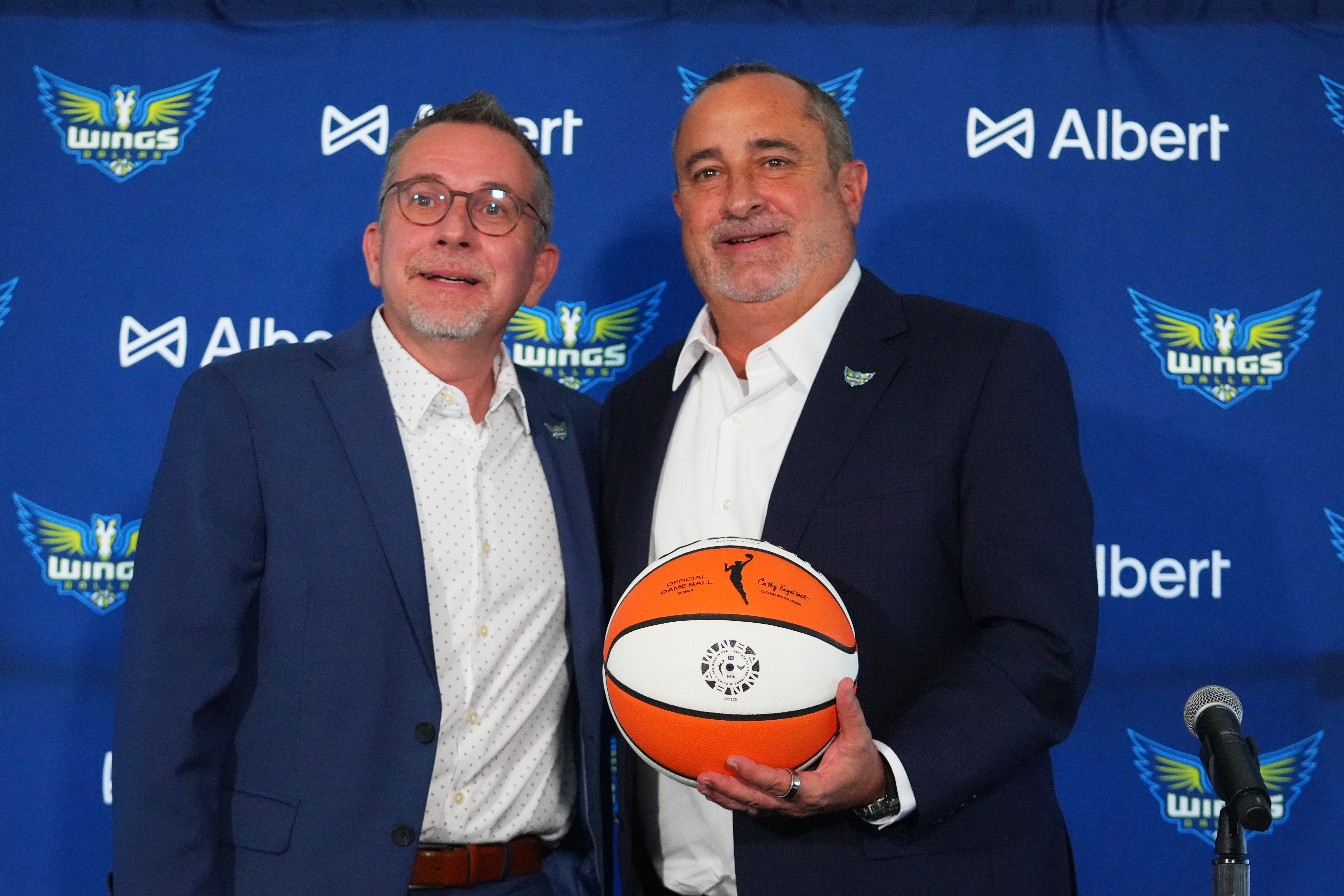 Dallas Wings general manager Curt Miller, left, poses for photographers with Jose Fernandez, right, during a news conference introducing Fernandez as the WNBA basketball team's new head coach, Thursday, Nov. 6, 2025, in Dallas. 