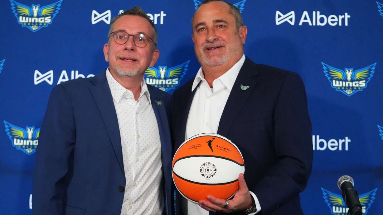 Dallas Wings general manager Curt Miller, left, poses for photographers with Jose Fernandez, right, during a news conference introducing Fernandez as the WNBA basketball team's new head coach, Thursday, Nov. 6, 2025, in Dallas.