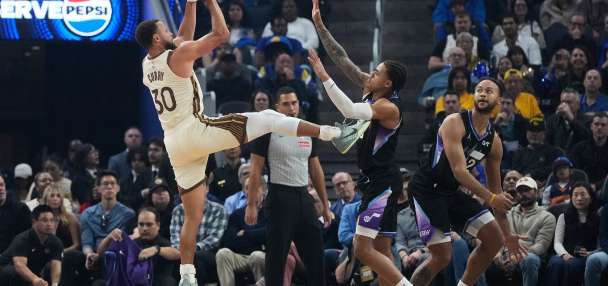 Stephen Curry scores 31 points as Warriors run away from Jazz 134-117