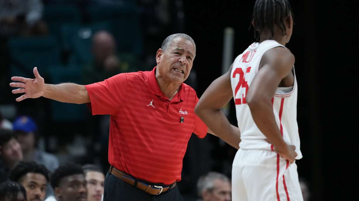 Houston head coach Kelvin Sampson, left, gives instruction to guard Mercy Miller (25) during the first half of an NCAA college basketball game against Tennessee in the Players Era tournament Las Vegas, Tuesday, Nov. 25, 2025.