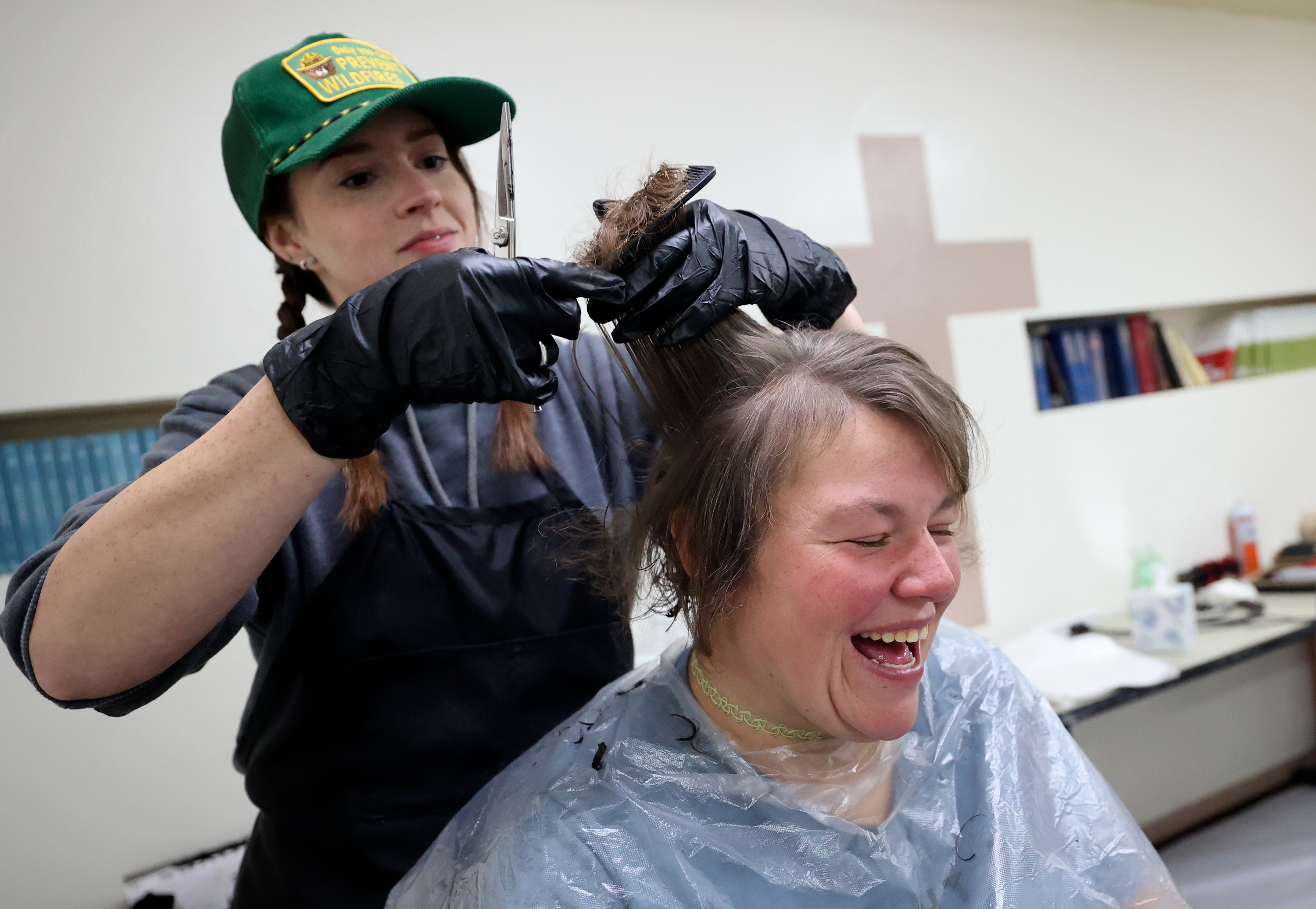 Issy Kennedy cuts Shannon Cook’s hair at the annual Thanksgiving banquet at the Rescue Mission in Salt Lake City on Wednesday.